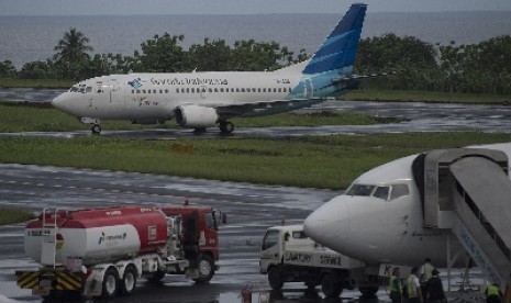 Pesawat maskapai Garuda Indonesia di Bandara Sultan Babullah, Ternate, Senin (29/12).