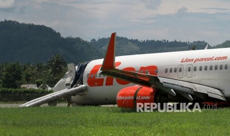 Pesawat maskapai Lion Air berada di atas rerumputan bahu landasan pacu dengan kondisi roda pendaratan depan patah di Bandara Djalaludin, Kabupaten Gorontalo, Gorontalo, Senin (30/4). 