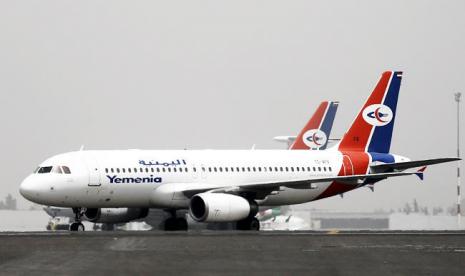 Pesawat maskapai Yemenia Airways dengan pesawat Airbus A320 di Bandara Sanaa, Yaman. Enam Tahun Diblokade, Bandara Sanaa Yaman akan Dibuka Kembali