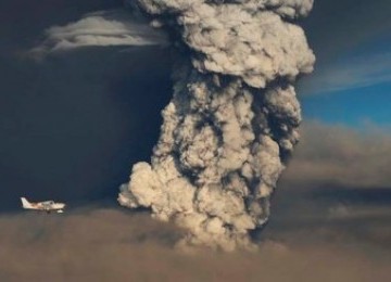 Pesawat melintas awan vulkanis hasil erupsi Gunung Grimsvotn, Islandia