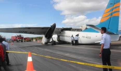 Pesawat Merpati yang tersungkur di Bandara El Tari, Kupang, Senin (10/6) pagi.