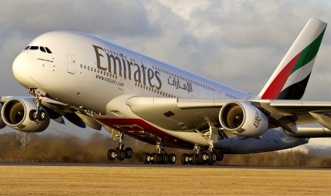 Pesawat milik Maskapai Emirates Airlines. Emirates menangguhkan perjalanan umroh ke Arab Saudi terkait virus corona.