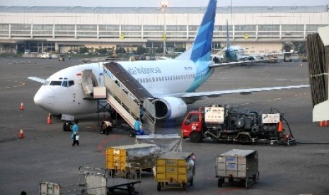 Pesawat milik maskapai Garuda Indonesia parkir di Terminal 2 Bandara Internsional Soekarno-Hatta, Banten, Ahad (29/6). 