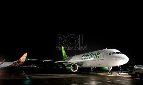 Pesawat milik maskapai penerbangan Citilink terparkir usai mendarat di Bandara Halim Perdanakusuma, Jakarta, Senin (13/4). (Prayogi/Republika)