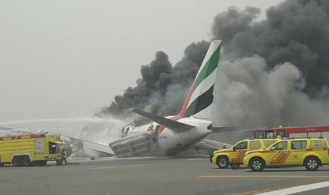 Pesawat milik maskapai penerbangan Emirates Airline mengalami kecelakaan saat mendarat di Bandara Internasional Dubai, Rabu (3/8).