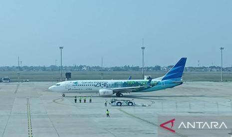 Pesawat milik PT Garuda Indonesia yang menggunakan bahan bakar ramah lingkungan Pertamina SAF, sebelum melakukan lepas landas di Bandara Internasional Soekarno-Hatta, Tangerang, Banten, Jumat (27/10/2023). 