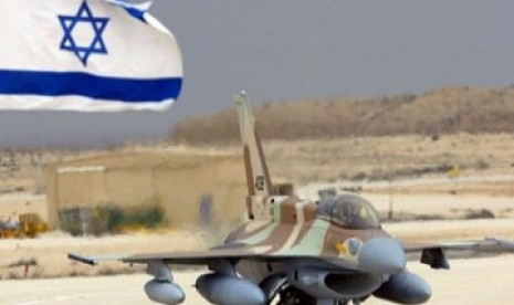 Pesawat militer dengan bendera Israel dibelakangnya.