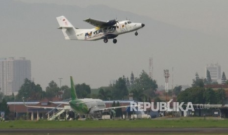 Pesawat N219 berhasil mengudara pada Flight Test di landasan pacu Bandara Husain Sastranegara, Kota Bandung, Rabu (16/8). 