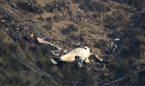 Pesawat Pakistan International Airlines jatuh di Pegunungan Havelian, Pakistan.