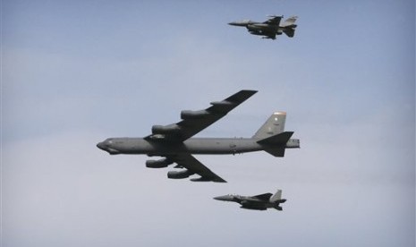 Pesawat pebom B-52 milik Angkatan Udara Amerika Serikat terbang di langit udara Korea Selatan pada Ahad (10/1).  (AP/Ahn Young-joon)