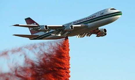 Pesawat pemadam kebakaran Supertanker Evergreen 747-100 asal AS. dianggap sebagai pesawat pemadam kebakaran terbesar di dunia.