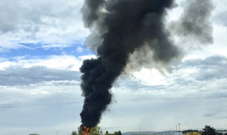 Pesawat pengebom era Perang Dunia II B-17 jatuh dan terbakar di luar Bandara Bradley International Airport di Hartford, Connecticut, AS, Rabu (2/10).