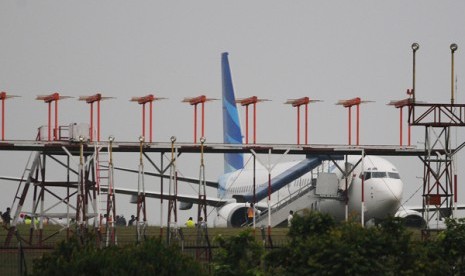 Pesawat penumpang milik maskapai Garuda Indonesia dengan nomor penerbangan GA 174 berjenis Boeing 737-800 dari Jakarta ke Pekanbaru tergelincir saat berusaha mendarat pada cuaca hujan deras di Bandara Sultan Syarif Kasim II, Pekanbaru, Riau, Selasa (17/7).