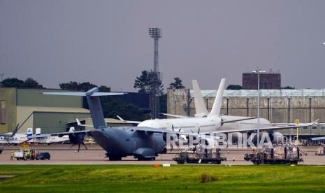 Pesawat-pesawat berdiri setelah kedatangan penerbangan pertama orang-orang yang dievakuasi dari Kabul, di RAF Brize Norton, Inggris, Senin 16 Agustus 2021. Negara-negara internasional telah bergegas untuk mengevakuasi diplomat, sekutu lokal, dan keluarga mereka dari Kabul, menyusul jatuhnya pemerintah Afghanistan yang didukung Barat kepada Taliban. 