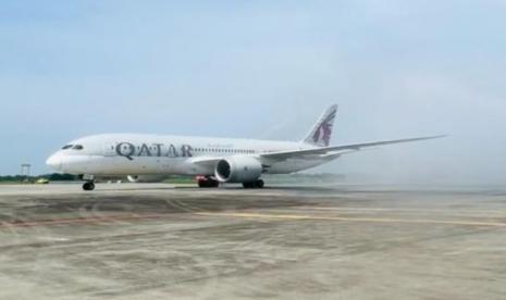 Pesawat Qatar Airways tiba di landasan Bandara Internasional Kualanamu, Deli Serdang, Sumatera Utara, Senin (15/1/2024).