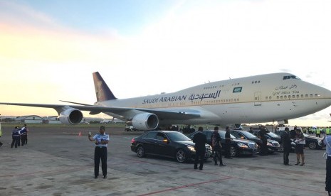 Pesawat Raja Salman mendarat di Bandara Internasional I Gusti Ngurah Rai, Denpasar, Sabtu (4/3) pukul 17.53 WITA  