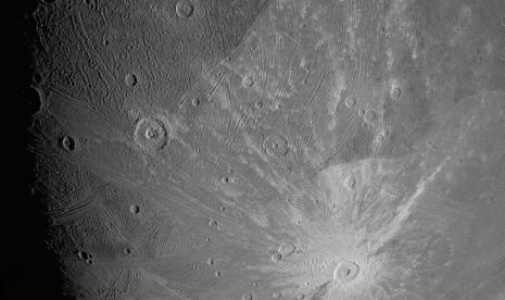 Pesawat ruang angkasa Juno dari Badan Antariksa Amerika (NASA) mengirim dua gambar close-up atau teknik pengambilan jarak dekat dari bulan raskasa Jupiter yang dinamakan Ganymede. 