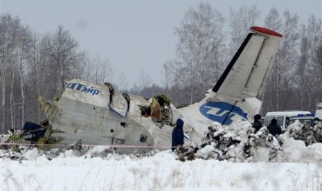  Pesawat Rusia jenis ATR 72 yang jatuh di wilayah Siberia, Senin (2/4).