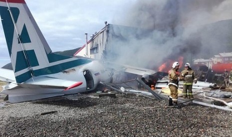 Pesawat Rusia yang terbakar di Kota Nizhneangarsk, Buryatia, Siberia.