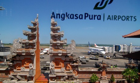 Pesawat salah satu maskapai penerbangan bersiap mengangkut penumpang di Bandara Internasional I Gusti Ngurah Rai, Badung, Bali, Minggu (24/4).