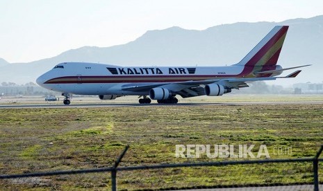 Pesawat sewaan pemerintah mengangkut  warga AS dari Kota Wuhan, mendarat di March Air Reserve Base, Riverside County, California, Amerika Serikat, Rabu (29/1) waktu setempat. Pilot dan pramugari menuntut maskapai menghentikan penerbangan ke China akibat Corona. Ilustrasi.