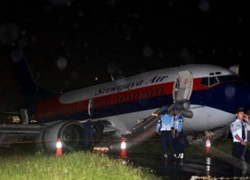 Pesawat Sriwijaya Air yang tergelincir di Bandara Internasional Adi Sutjipto Yogyakarta, Selasa (20/12) malam.