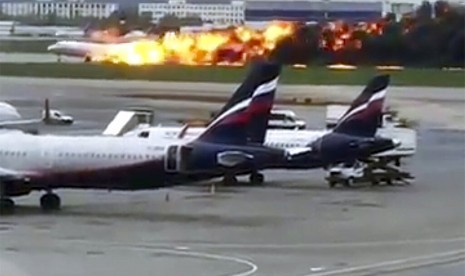 Pesawat SSJ-100 milik Aeroflot Airlines terbakar dalam pendaratan darurat di Bandara Sheremetyevo, Moskow, Rusia, Ahad (5/5)