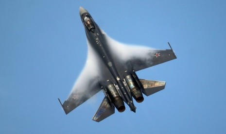 Pesawat Sukhoi Su-35 bermanuver di langit Rusia.