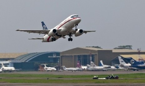 Pesawat Sukhoi Superjet 100. Pesawat jet. Plasma udara diharapkan dapat menjadi bahan bakar pengganti minyak fosil bagi dunia penerbangan.