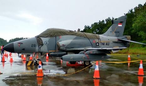 Pesawat tempur jenis Hawk type 209 TT milik TNI AU. 