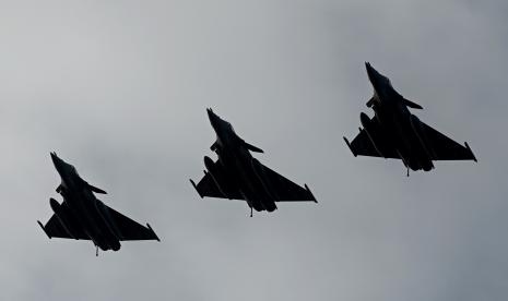  Angkatan Laut AS Akan Kurangi Pesawat Tempur. Foto: Pesawat tempur Rafale terbang di atas kapal induk Prancis 