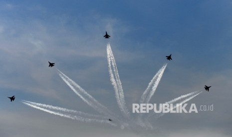 Pesawat tempur Sukhoi melakukan aerobatic saat Upacara Peringatan HUT TNI ke-72 di Dermaga Indah Kiat, Cilegon, Banten, Kamis (5/10). 