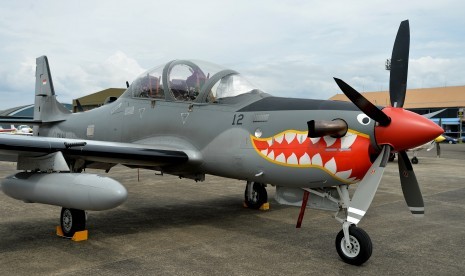 Pesawat tempur Super Tucano TNI AU terparkir di Terminal Selatan seusai terbang mengikuti gladi bersih Upacara Peringatan ke-71 Hari TNI AU tahun 2017 di Lanud Halim Perdanakusuma, Jakarta, Jumat (7/4). 