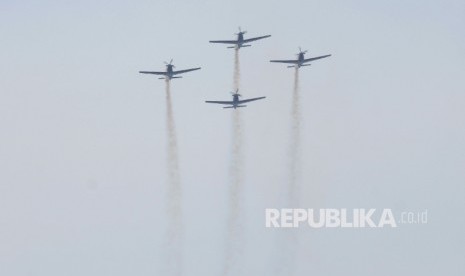  Pesawat tempur T-50i mendemontrasikan serangan udara strategis (OSUS) dalam perayaan HUT TNI AU ke-70 di Lanud Halim Perdanakusuma, Jakarta, Sabtu (9/4). (Republika/Agung Supriyanto)