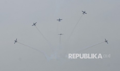  Pesawat tempur T-50i mendemontrasikan serangan udara strategis (OSUS) dalam perayaan HUT TNI AU ke-70 di Lanud Halim Perdanakusuma, Jakarta, Sabtu (9/4). (Republika/Agung Supriyanto)