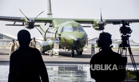 Pesawat Terbang CN235-220 Military Transport ditampilkan pada acara Ferry Flight di Hanggar Fixed Wing PTDI, Kota Bandung, Rabu (30/10). 