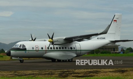 Pesawat terbang CN235-220M Multi Purpose melakukan ferry flight, di Hanggar Finaly Assy Fixed Wing PT DI, Jalan Pajajaran, Kota Bandung, Selasa (27/12). 