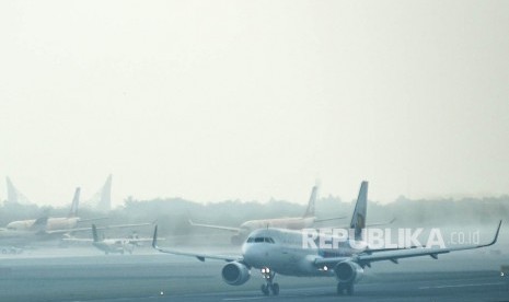 Pesawat lepas landas di Bandara Sultan Mahmud Badaruddin (SMB) II Palembang. AP II resmi menjadi pemegang saham pengendali di PT Gapura Angkasa. AP II akan memacu kinerja PT Gapura Angkasa agar dapat lebih optimal dalam mendukung industri penerbangan nasional.