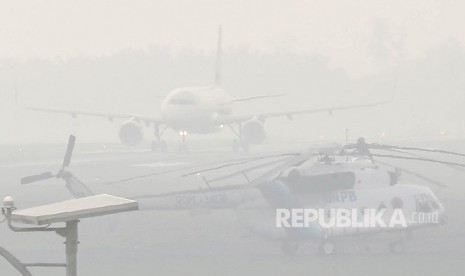 Pesawat terbang milik salah satu maskapai penerbangan swasta lepas landas di Bandara Sultan Mahmud Badaruddin (SMB) II Palembang yang tertutup kabut asap di Palembang, Sumatera Selatan, Selasa (9/10/2019). 