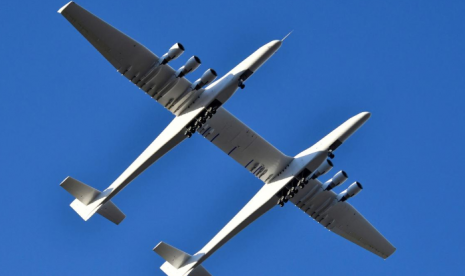 Pesawat terbesar di dunia keluaran Stratolaunch, Roc, terbang untuk pertama kalinya.