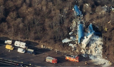 Pesawat The British Midland jenis Boeing 737 jatuh di jalan tol M1 dekat Bandara East Midlands, Inggris pada 8 Januari 1989. Insiden menewaskan 46 orang.