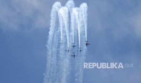 Pesawat tim Aerobatik Jupiter melakukan manuver di udara saat Langkawi International Maritime and Aerospace (LIMA) 2019 di Langkawi, Malaysia. ilustrasi