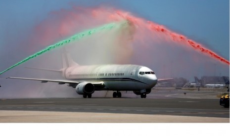 Pesawat tim Portugal tiba di Bandara Lisbon Humberto Delgado disambut dengan semprotan air berwarna merah dan hijau yang melambangkan bendera Portugal.