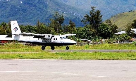 Pesawat Trigana Air Service Jenis Twin Otter dengan nomor registrasi PK-YRF sebelum lepas landas dari Bandara Wamena, Jayawijaya, beberapa waktu lalu. Pesawat tersebut tertembak orang tidak dikenal di Bandara Mulia, Papua pada Ahad (8/4).