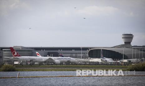 Penumpang Mabuk Pukul Pramugara Turkish Airlines, Diturunkan di Bandara Kualanamu. Foto:  Pesawat Turkish Airlines di Bandara (ilustrasi).