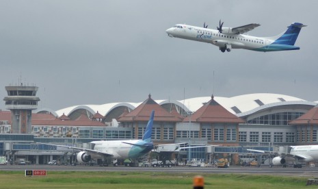 Pesawat udara lepas landas di Bandara Internasional I Gusti Ngurah Rai, Bali 