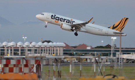 Pesawat udara milik maskapai Tiger Airways lepas landas di Bandara Internasional I Gusti Ngurah Rai, Bali, Kamis (12/1).