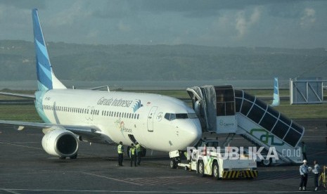 Pesawat udara terparkir di kawasan Bandara Internasional I Gusti Ngurah Rai, Bali, Rabu (4/4). Pengembangan Bandara Ngurah Rai seperti perluasan apron, penambahan rapid exit taxiway, perluasan dan penambahan jumlah loket check-in internasional ditargetkan selesai pada bulan September mendatang untuk menyambut penyelenggaraan IMF-World Bank Annual Meeting 2018. 