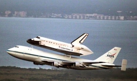 Pesawat ulang alik Endeavour terbang dari Kennedy Space Center milik NASA di Florida, tepi Samudera Atlantik. 