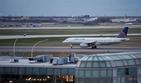 Pesawat United Airline Airbus A320 di Bandara Internasional O'Hare di Chicago, Illinois, AS.